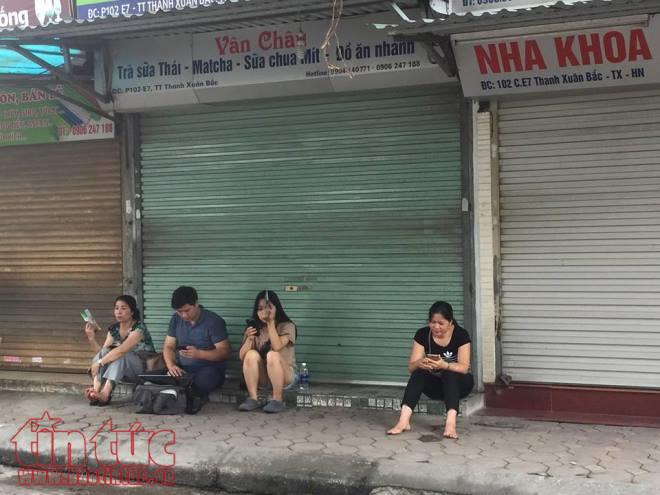 Phụ huynh lo lắng chờ trực, ngóng con làm bài thi ảnh 2